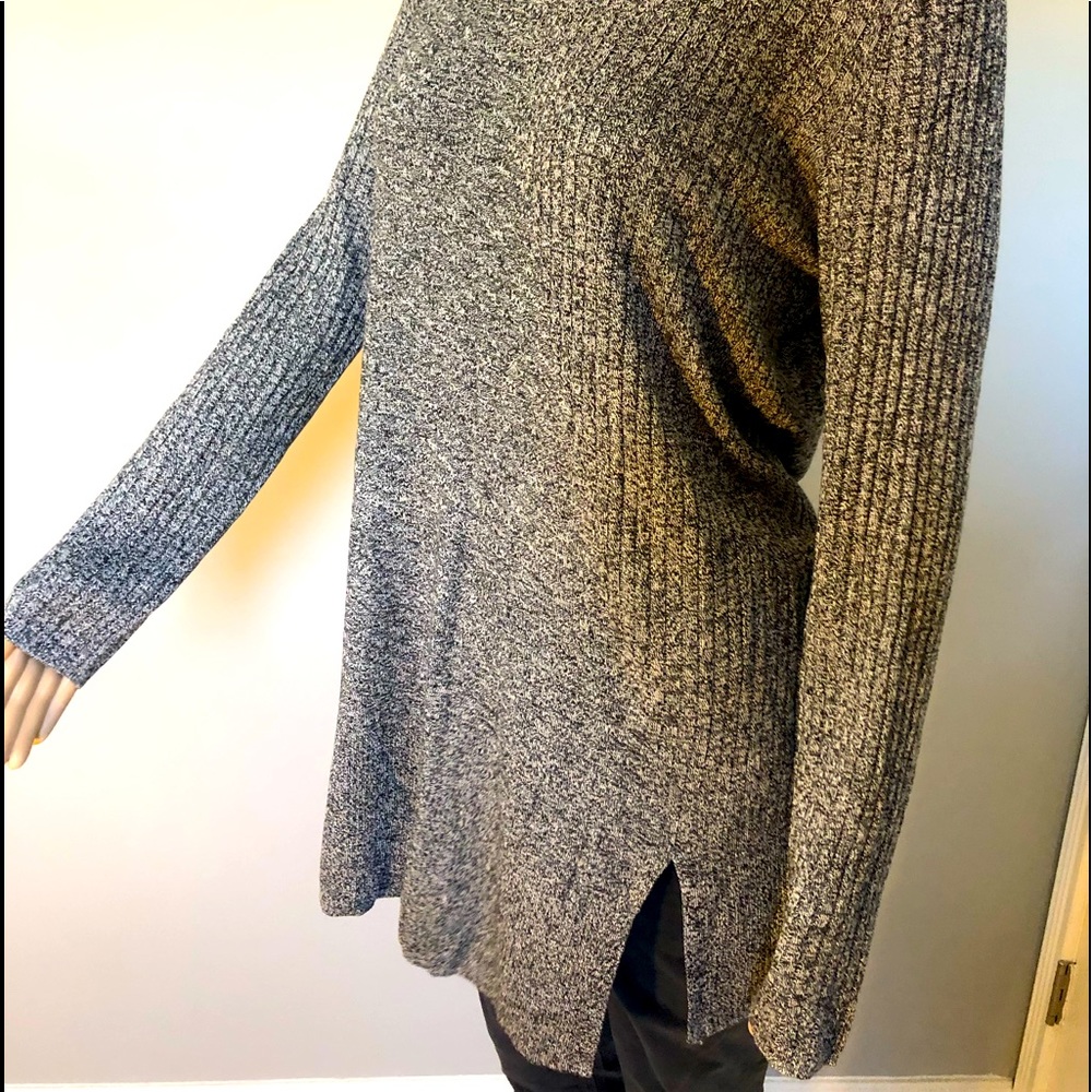 NWT - Apt 9 - Size Medium - Marbled Black - Pullover top with Split Side Hem.